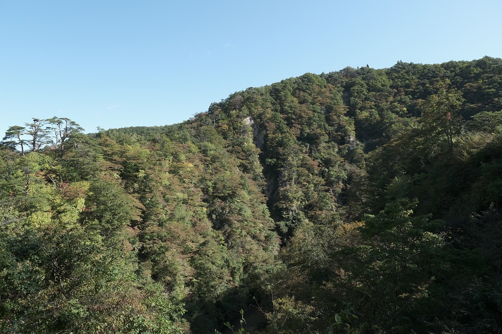 鳴子レストハウスからの鳴子峡の写真