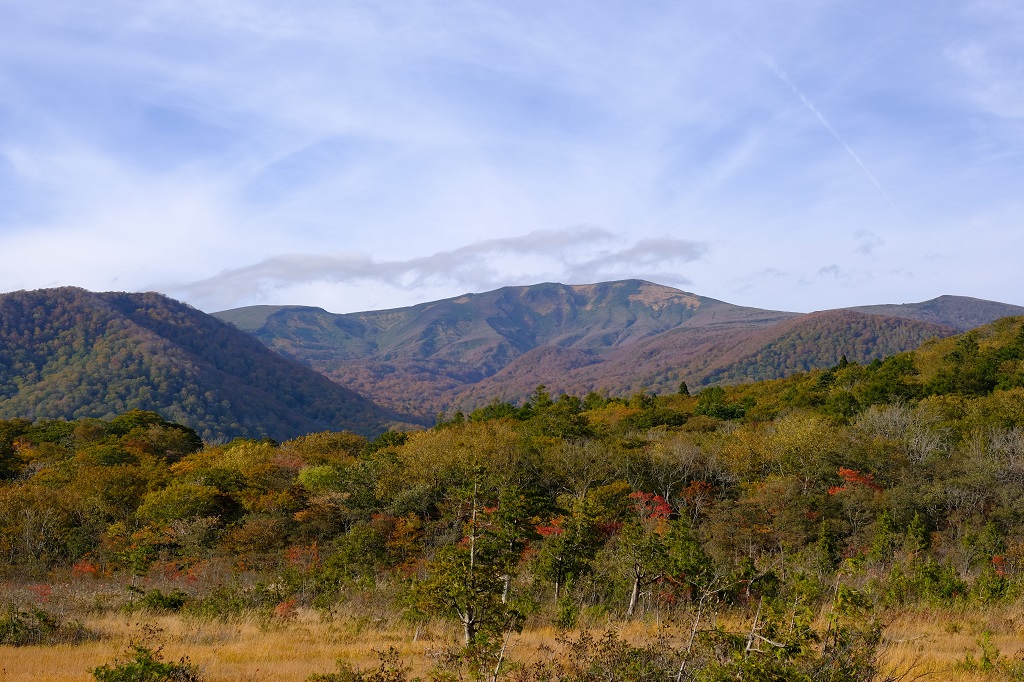 世界谷地原生花園から見た栗駒山の景色の写真