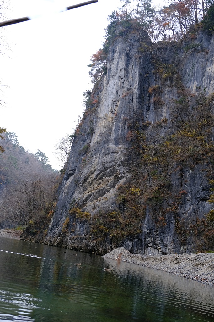 猊鼻渓の秋の紅葉終わりのころの写真