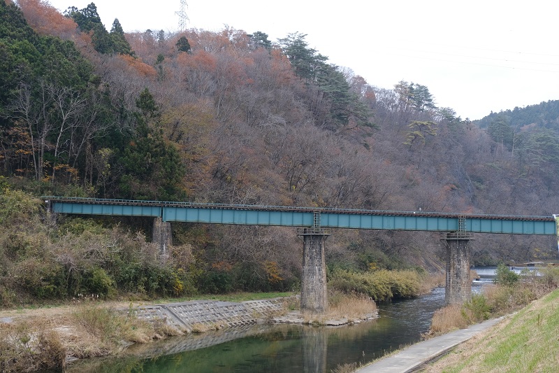 猊鼻渓の大船渡線の陸橋の写真