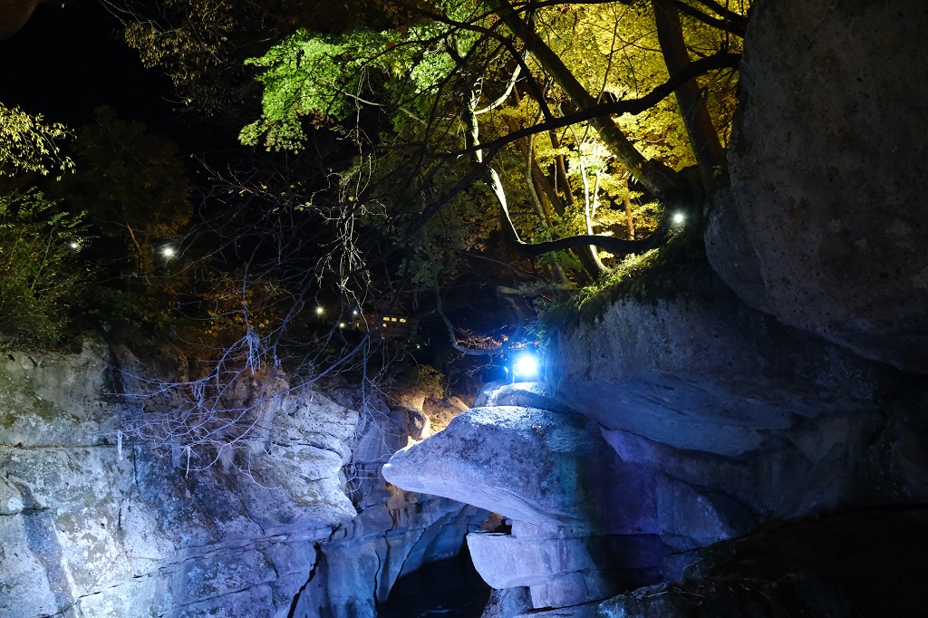 磊々峡のライトアップの風景写真