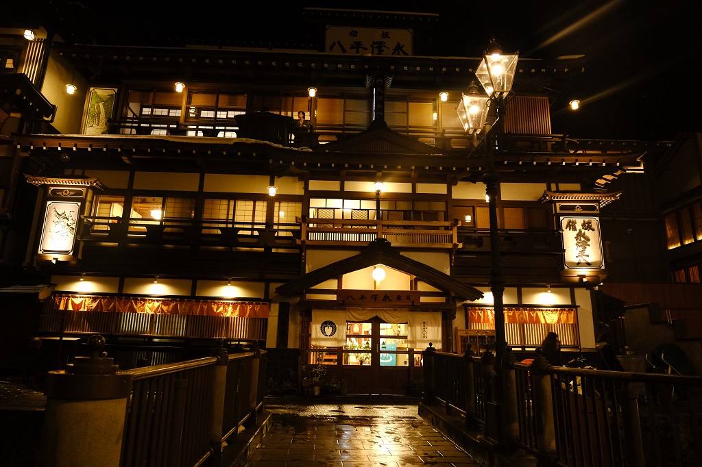 銀山温泉の夜の風景の写真
