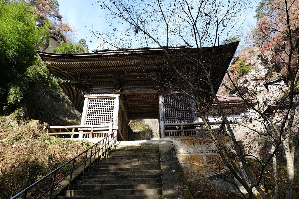 山寺立石寺の巡拝の階段と遊歩道の風景写真