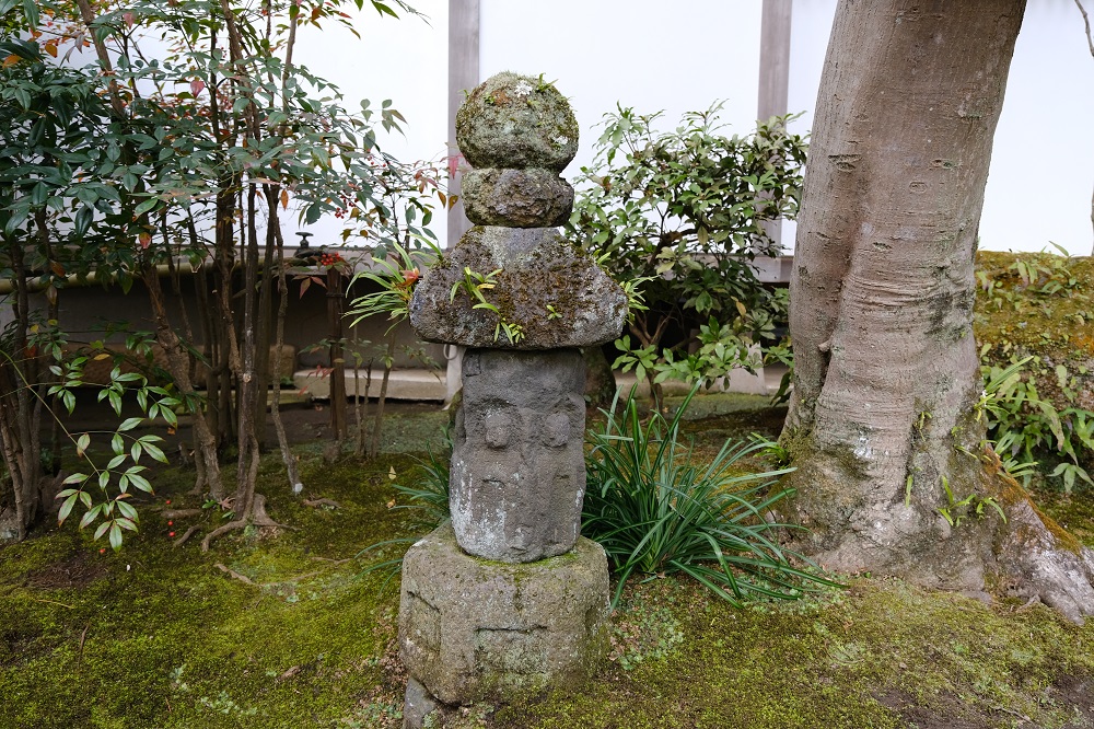 海蔵寺の灯篭の写真
