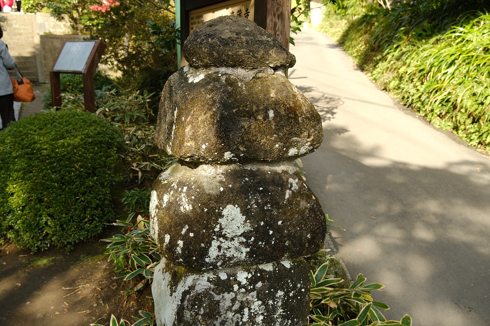 海蔵寺の門のわきの灯篭