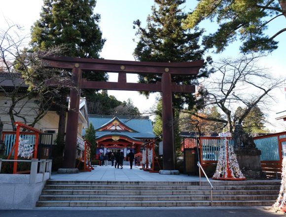 仙田護国神社の入り口の門の風景写真
