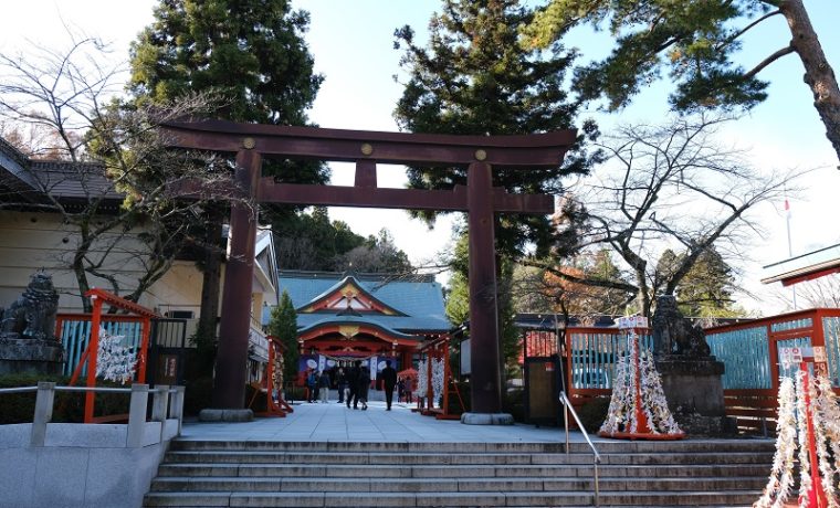 仙田護国神社の入り口の門の風景写真