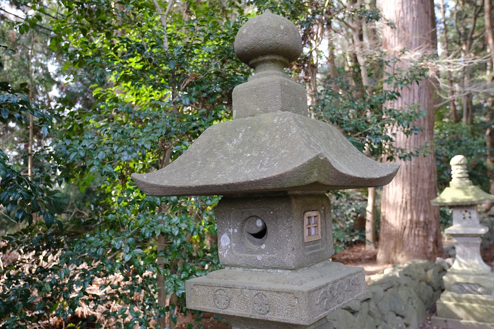 塩釜神社の灯篭の写真
