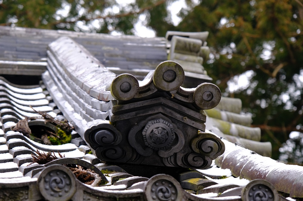 中尊寺山門の家紋と鬼瓦の風景写真