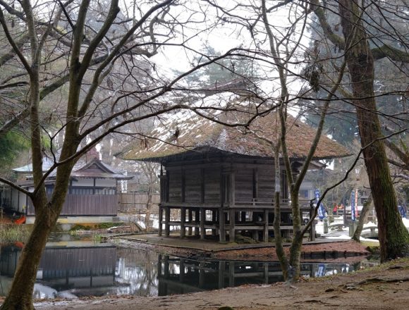 弁慶堂の池を配した写真の風景