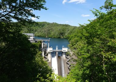 花山ダムの夏の風景写真