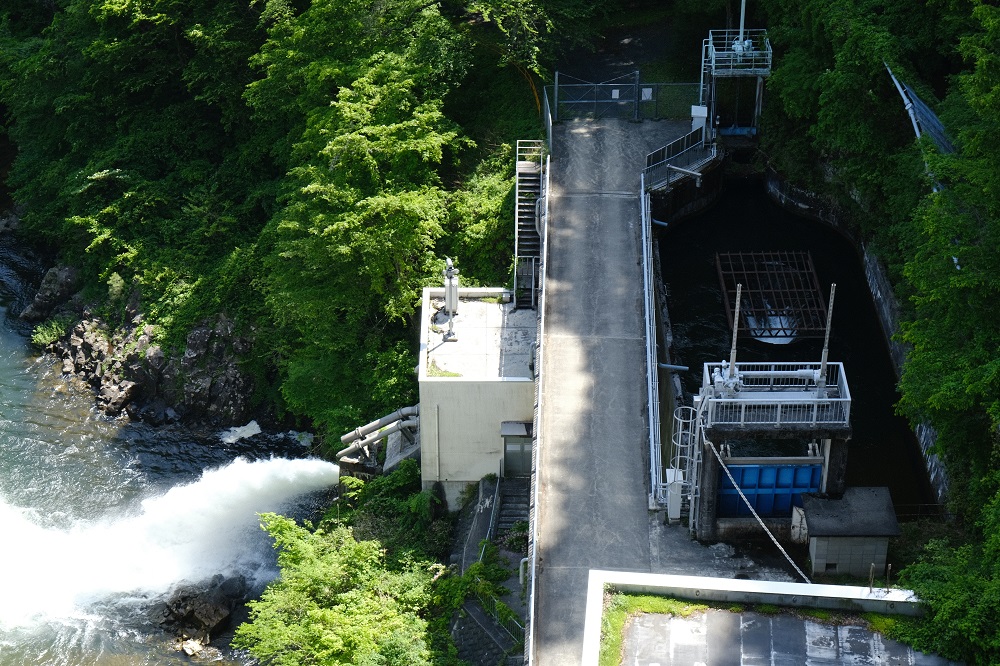 花山ダムの発電所の夏の風景写真