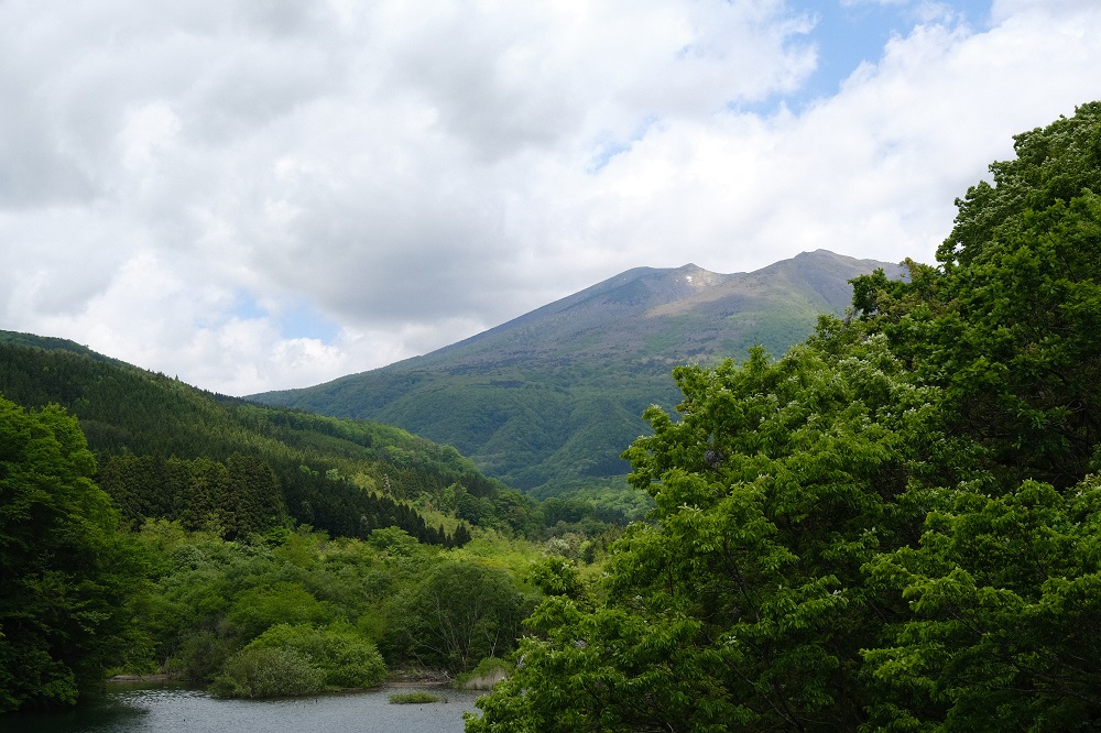 横川渓谷のやまびこ吊り橋から見や山の風景の写真