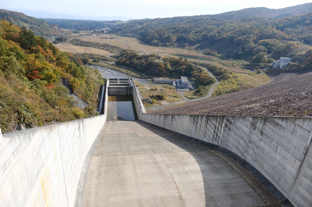 胆沢ダムの天板の写真