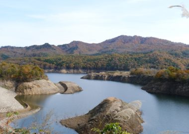 胆沢ダムの上流の紅葉の写真
