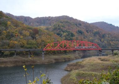 錦秋湖の赤い鉄橋を走る北上線の電車の写真！