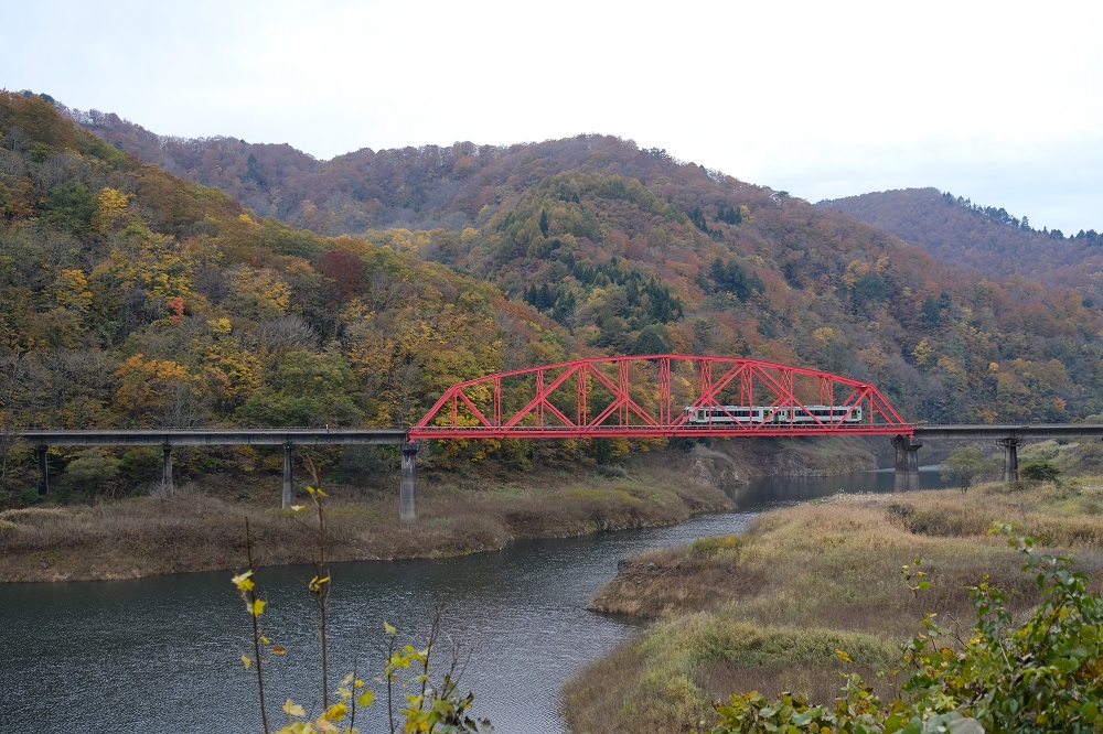 錦秋湖の赤い鉄橋を走る北上線の電車の写真！