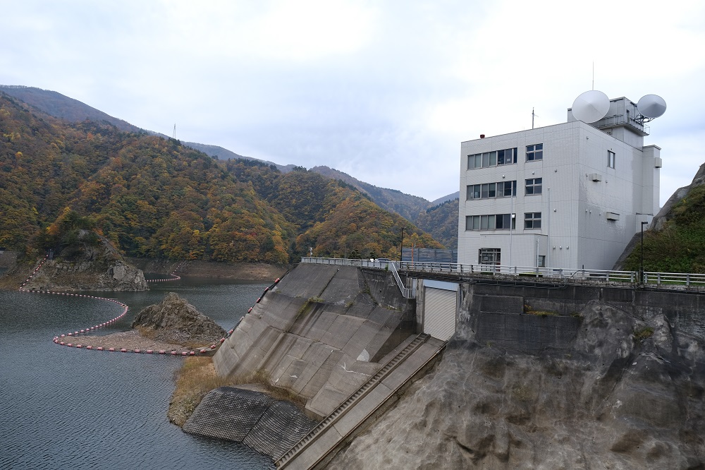 湯田ダムの全景写真