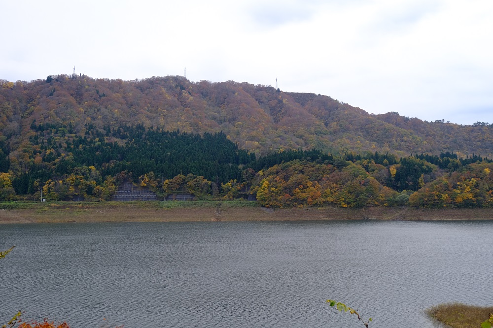 錦秋湖の紅葉の写真